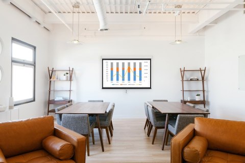 Ekran projekcyjny zwijany ręcznie 100" cali 16:9