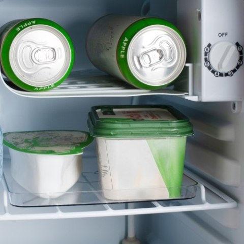 Adler Wolnostojąca lodówka podblatowa 58L| Metalowe drzwi | Regulacja chłodzenia | Agregatowa | Czarna