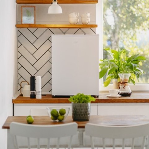 Adler Wolnostojąca lodówka podblatowa 58L| Metalowe drzwi | Regulacja chłodzenia | Agregatowa | Biała