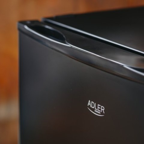 Adler Wolnostojąca lodówka podblatowa 58L| Metalowe drzwi | Regulacja chłodzenia | Agregatowa | Czarna