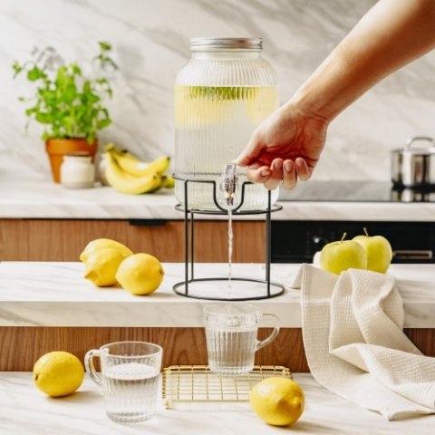 Adler Słój do napojów z kranikiem 4L | Szklany dyspenser z ryflowanym szkłem i metalowym stojakiem