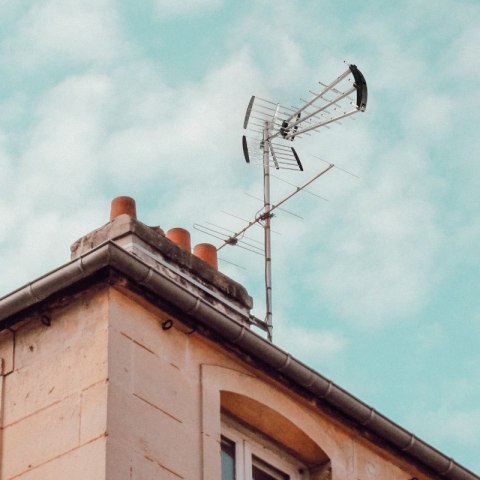 Antena kierunkowa DVB-T / DVB-T2, UHF, 38 elementów, 17 dB, wzmacniacz 24 dB, filtr LTE, karton DPM