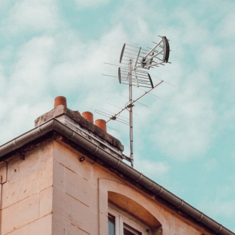 Antena kierunkowa DVB-T / DVB-T2, VHF/UHF, 32 elementy, 8/16 dB, wzmacniacz 24 dB, filtr LTE, karton DPM