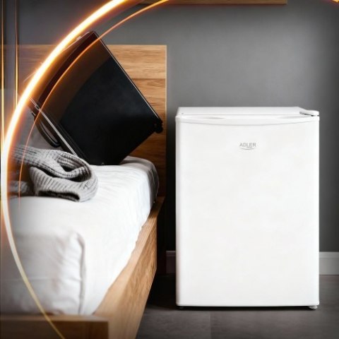 Adler Wolnostojąca lodówka podblatowa 45L | Metalowe drzwi | 6-stopniowa regulacja | Agregatowa | Biała